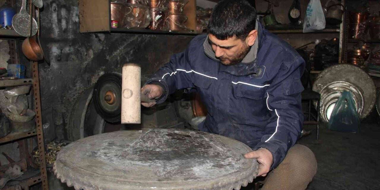 Ata yadigarı yaklaşık 200 yıllık ’Sini’ buldu: Elden geçirdikten sonra paha biçemiyor