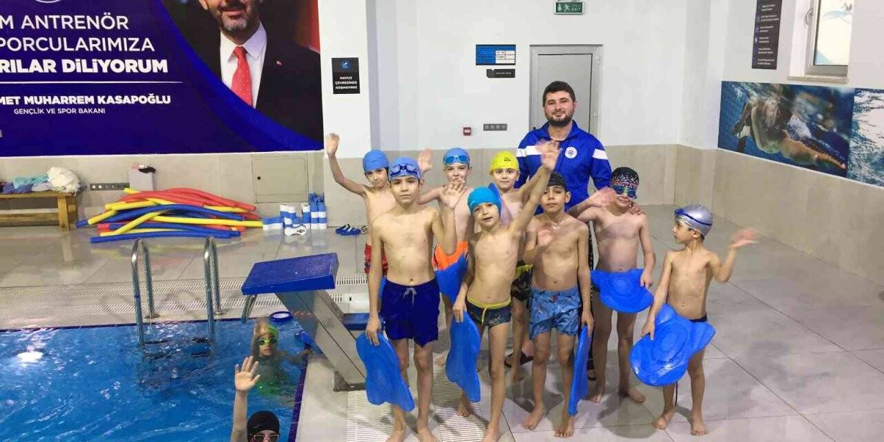 Biga Belediyesi ile kışın güvenle yüzme öğreniyorlar