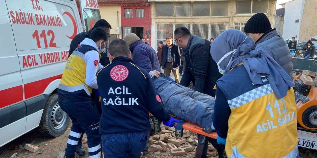 Duvarın altında kalan şahsın durumu ciddiyetini koruyor