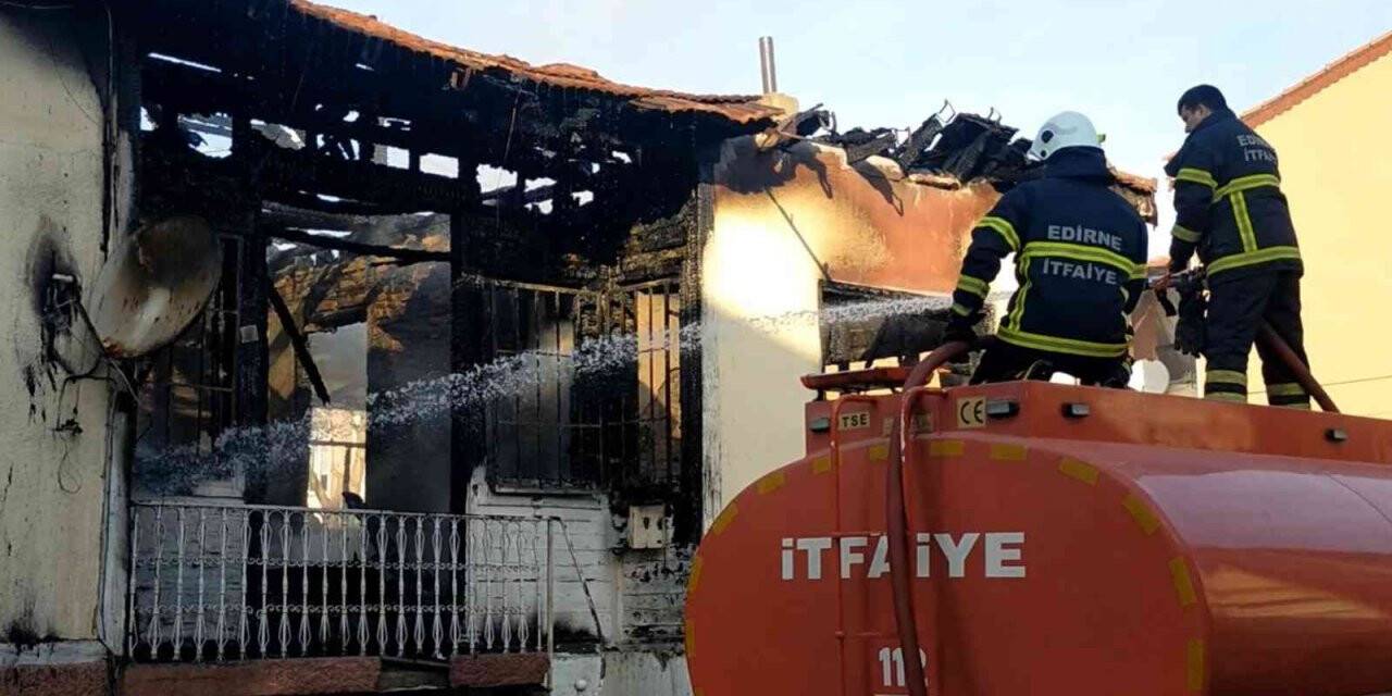 Tarihi ev yangında küle döndü