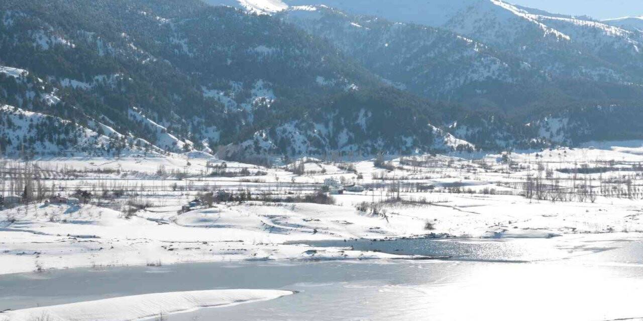 Sular altında kalan köy buz tuttu, kartpostallık görüntüler oluştu