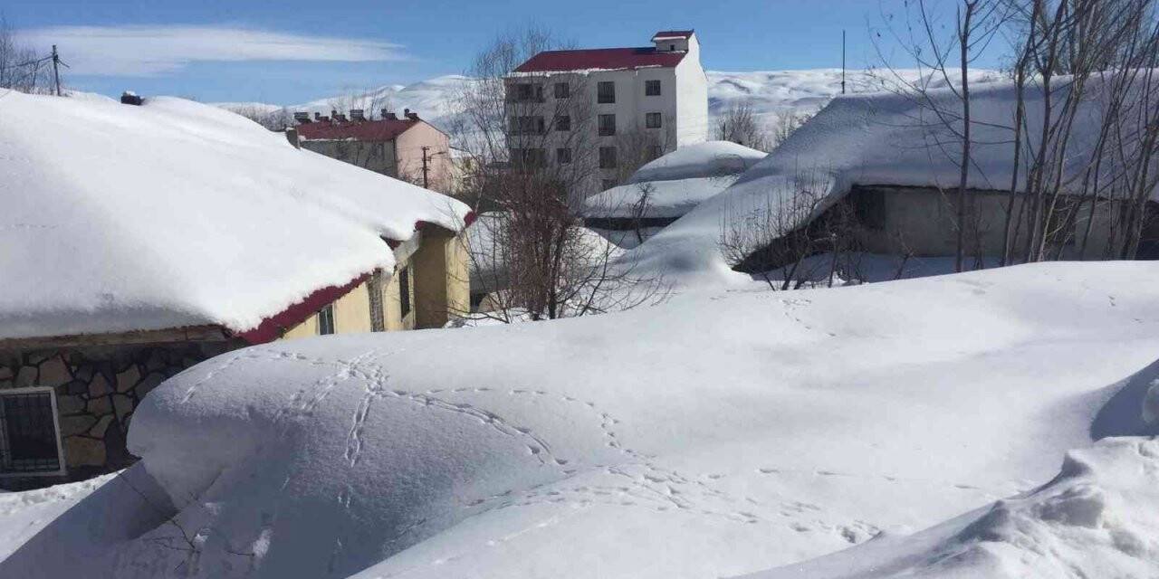 Karlıova’da evler kar altında