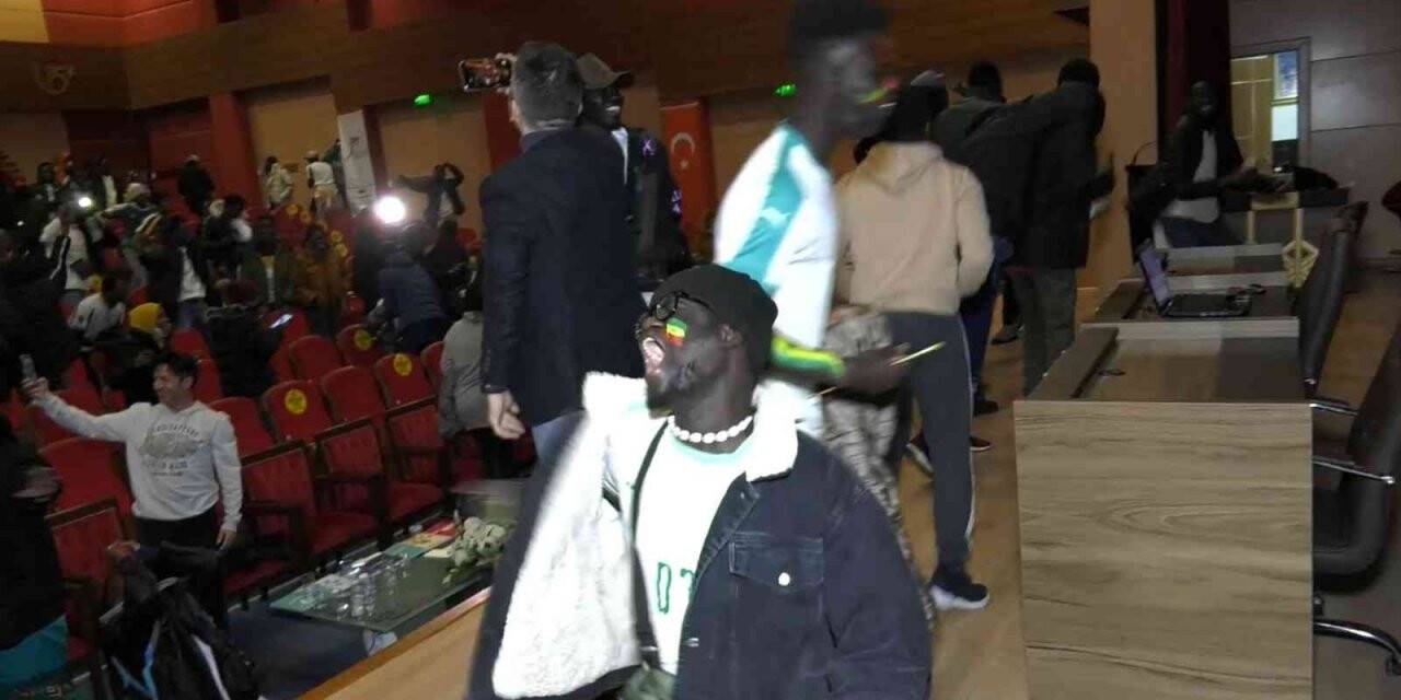 Mısır ve Senegalli öğrenciler Afrika Kupası finalini birlikte izledi