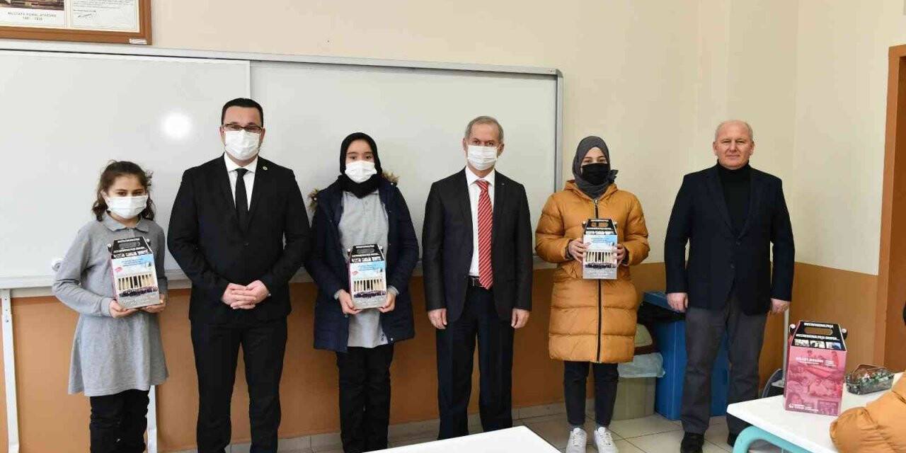 Başkan Kanar’dan ders başı yapan öğrencilere sürpriz