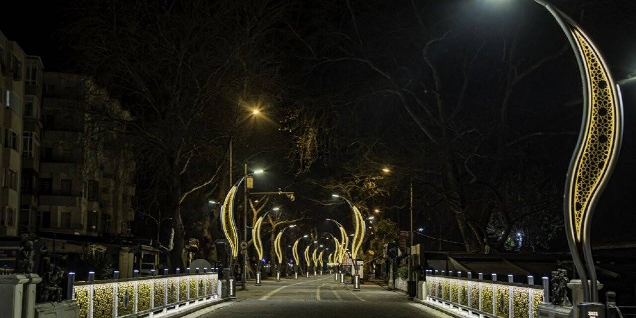 Postane Köprüsü’nün korkulukları yenilendi