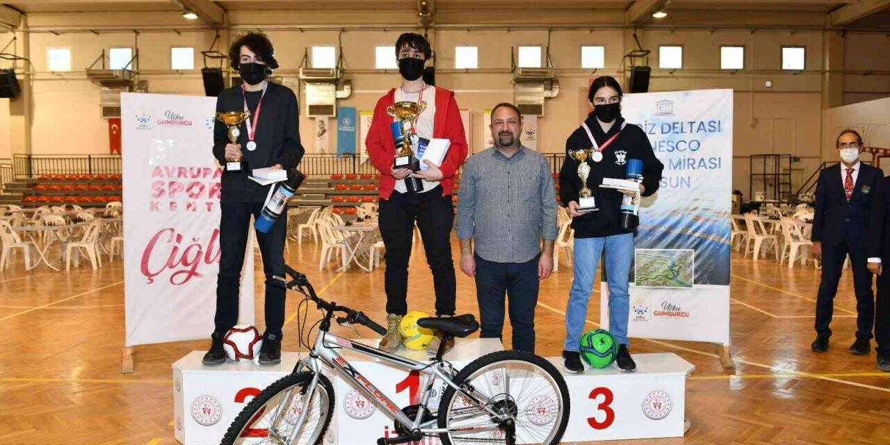 Satranç sporcuları Çiğli’de kıyasıya yarıştı
