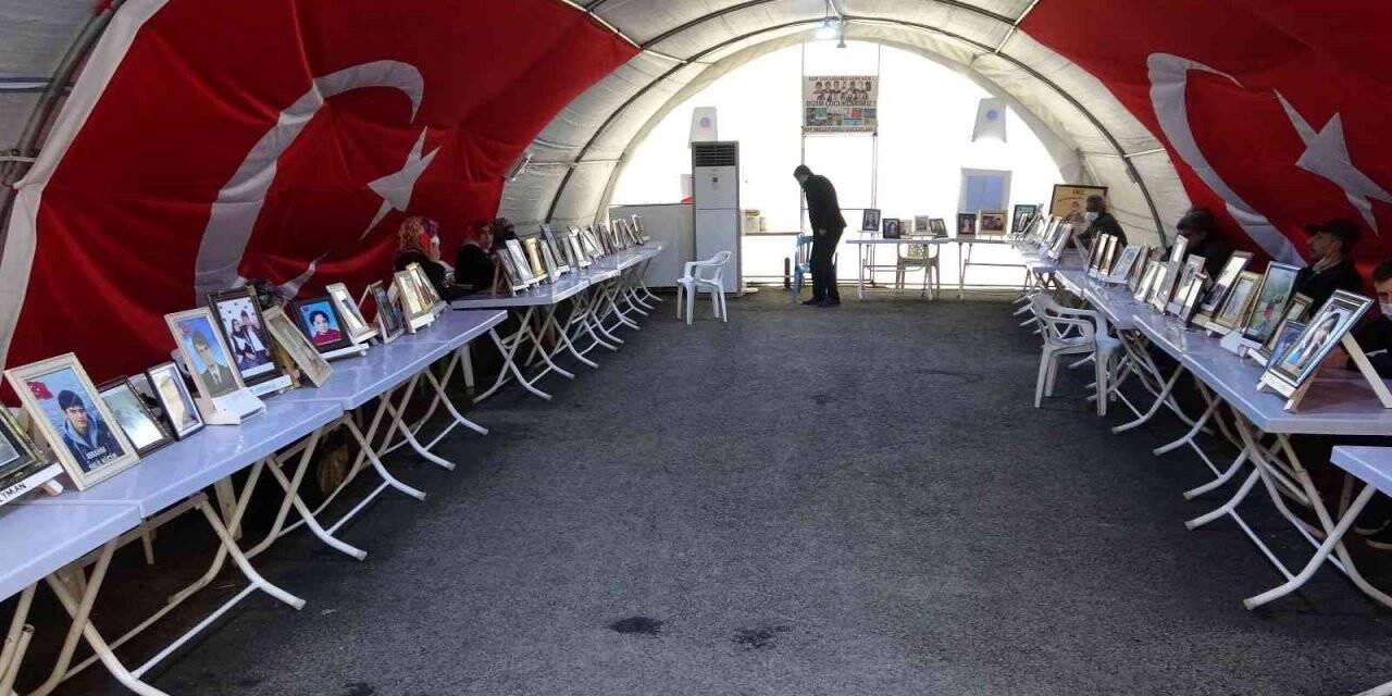HDP önünde kardeşinin yolunu gözleyen abla Zekiye Bozdağ: "Ölüsü veya dirisini onlardan alana kadar bu çadırı bırakmayacağım"