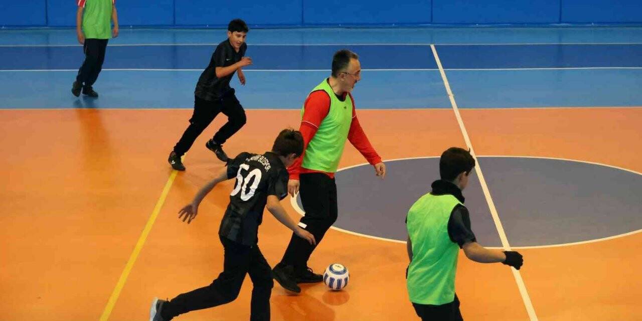 Başkan gençlerle futsal oynadı