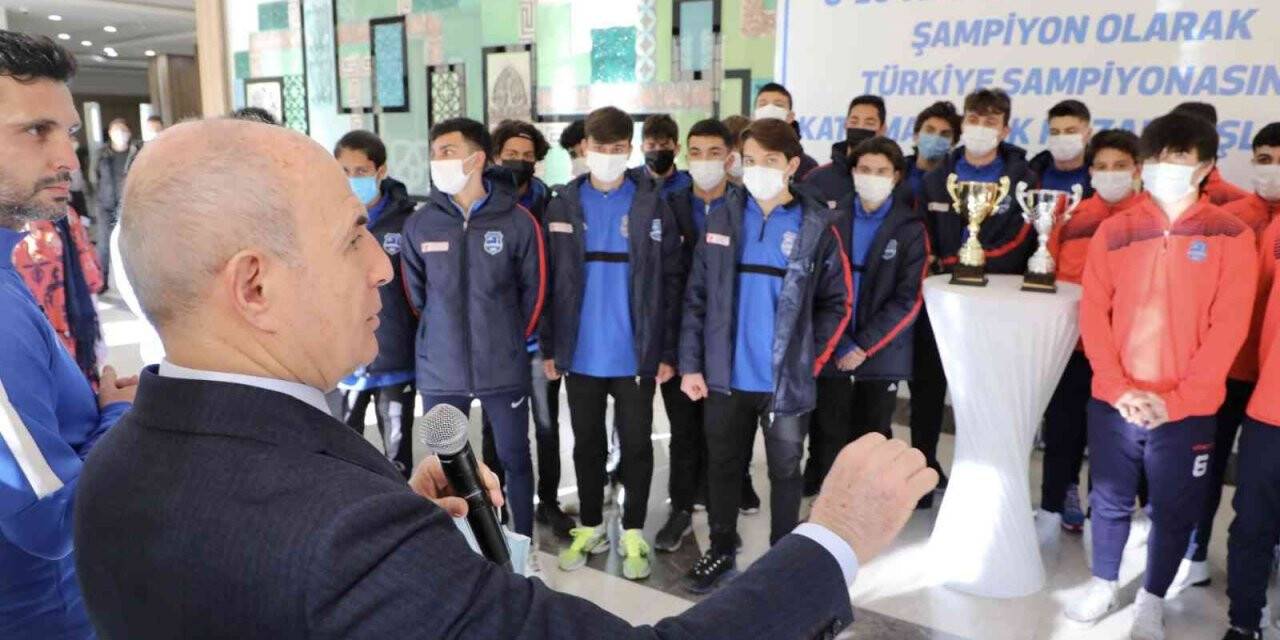 Büyükçekmece Belediyespor U16 ve U18 takımları ilçenin gururu oldu
