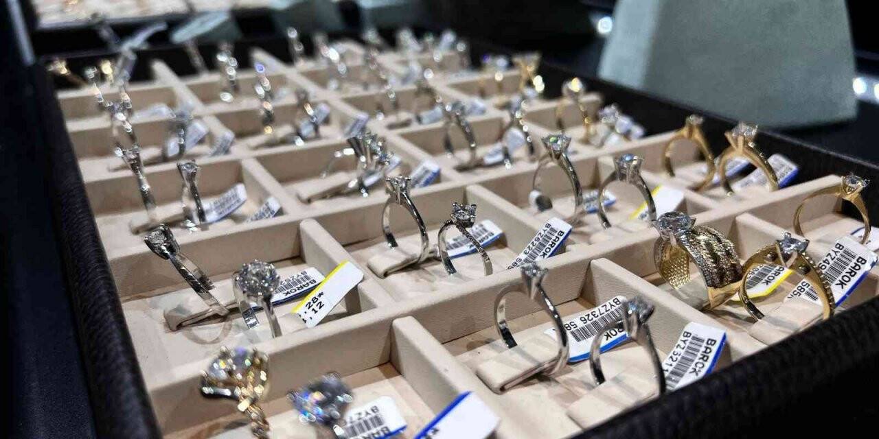 Sevgiliye ‘göz kamaştırıcı’ hediyeler ilgi görüyor