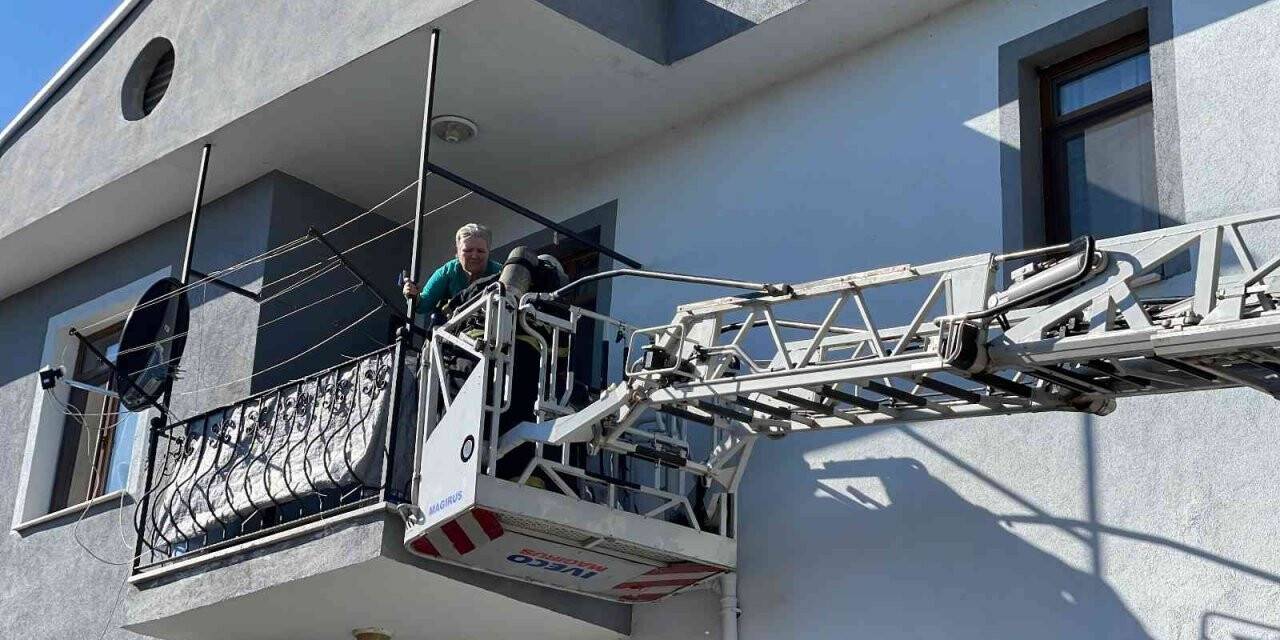 Lojman binasında yangın çıktı, ekipler vatandaşları kurtarmak için seferber oldu