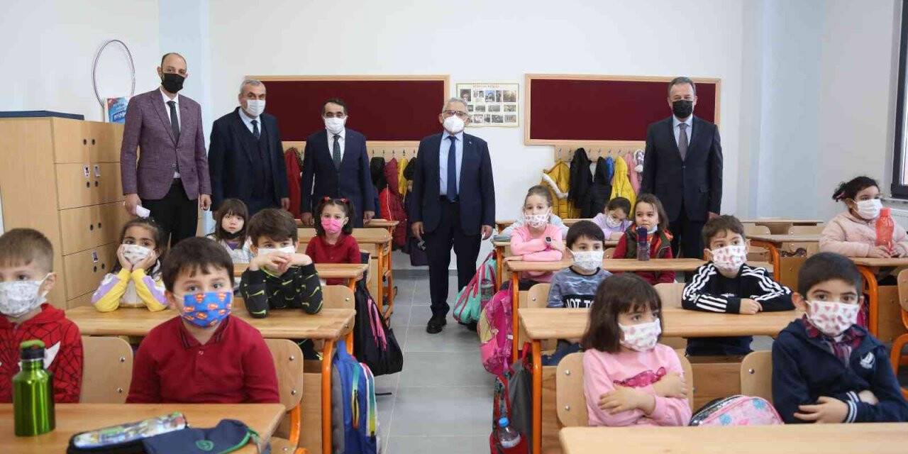 Başkan Büyükkılıç, İlmiye-Ahmet Büyükkılıç İlkokulu’nun ilk gününde minikleri yalnız bırakmadı