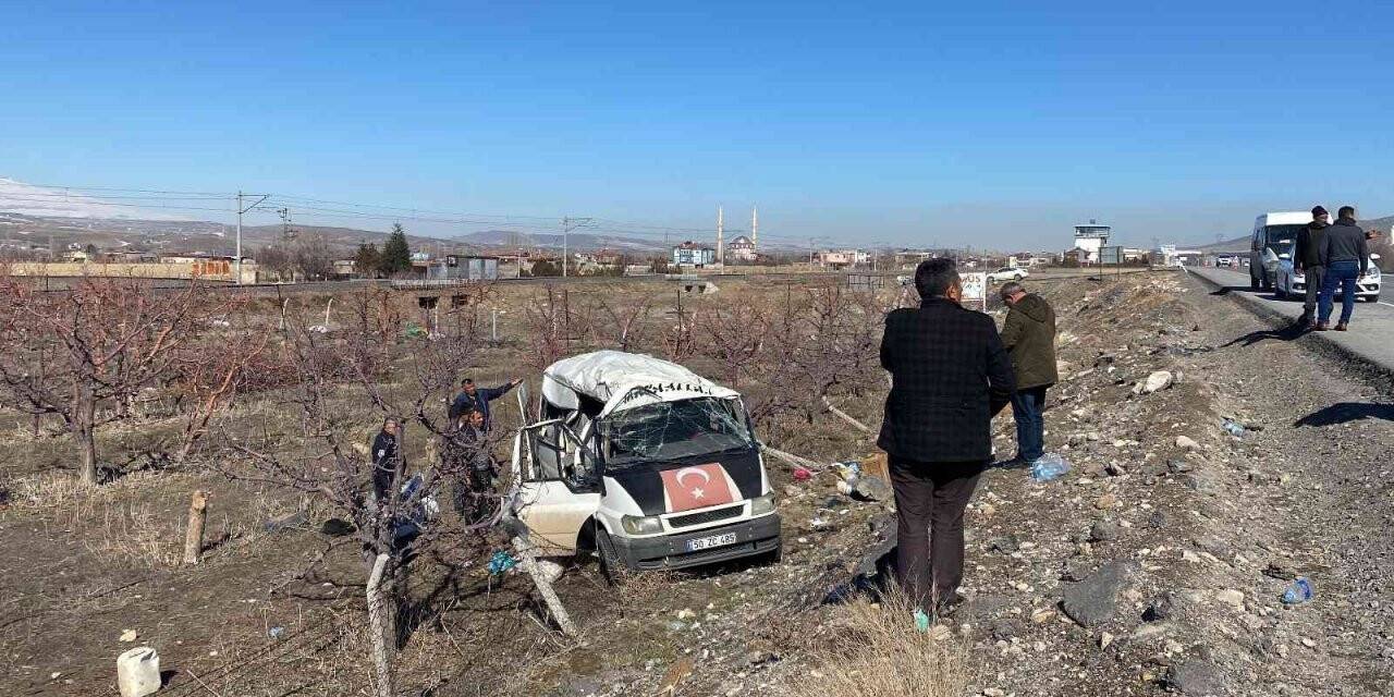 Niğde’de işçi servisi devrildi: 14 yaralı