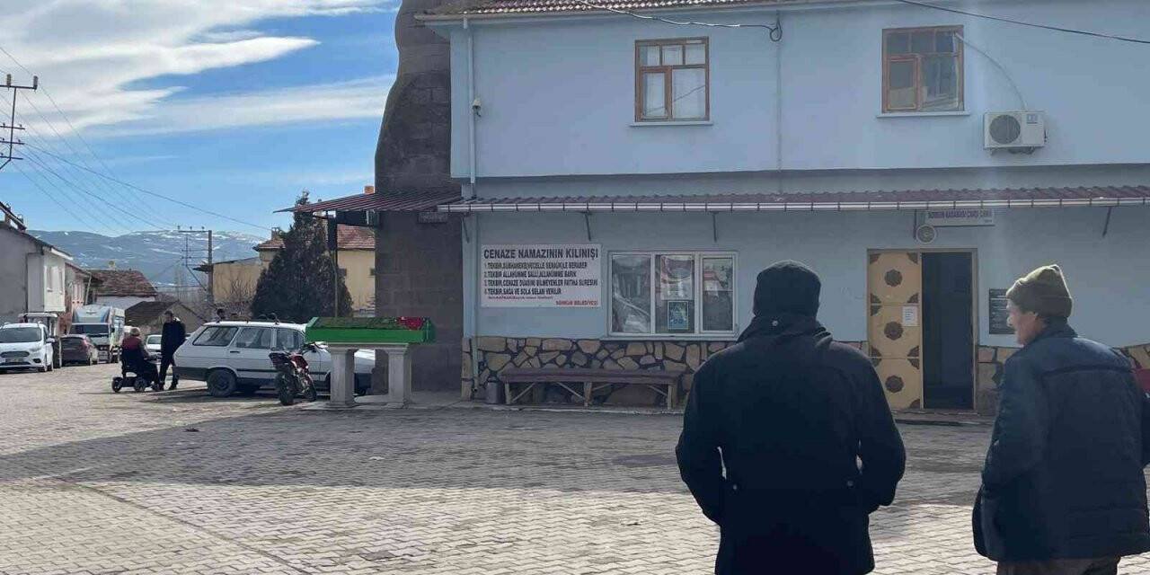 Evinde çıkan yangınında hayatını kaybeden talihsiz adam toprağa verildi