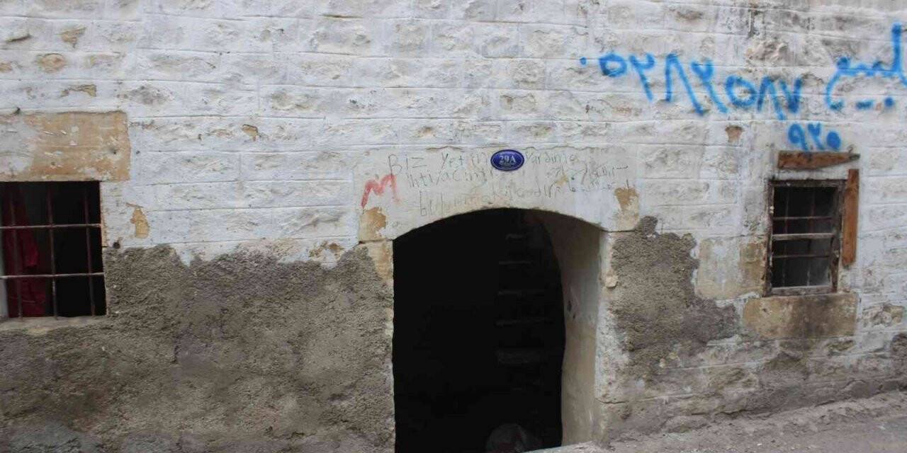 Kilis Valiliğine komşu evin demir kapıları çalındı