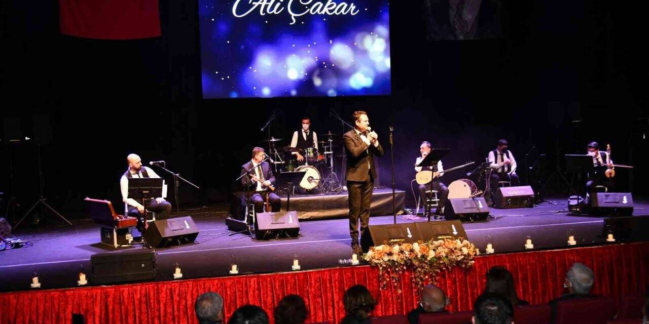 Ata’nın sevdiği şarkılar hep bir ağızdan söylendi