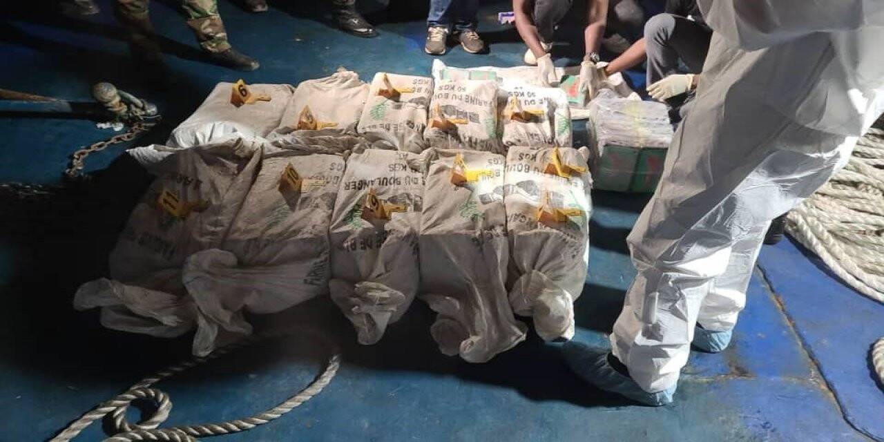 Gine açıklarında gerçekleştirilen operasyon ile 528 kilogram kokain ele geçirildi