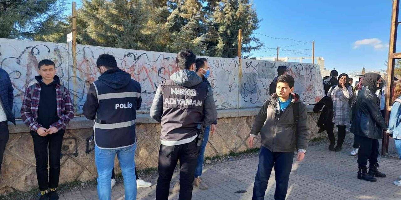 Kahta polisi, okulun ilk gününde denetim gerçekleştirdi