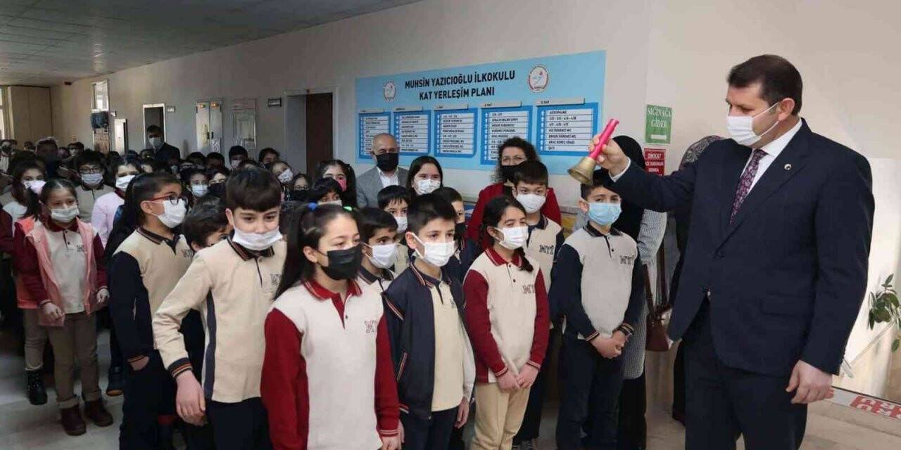 Vali Ayhan öğrencilerin heyecanına ortak oldu