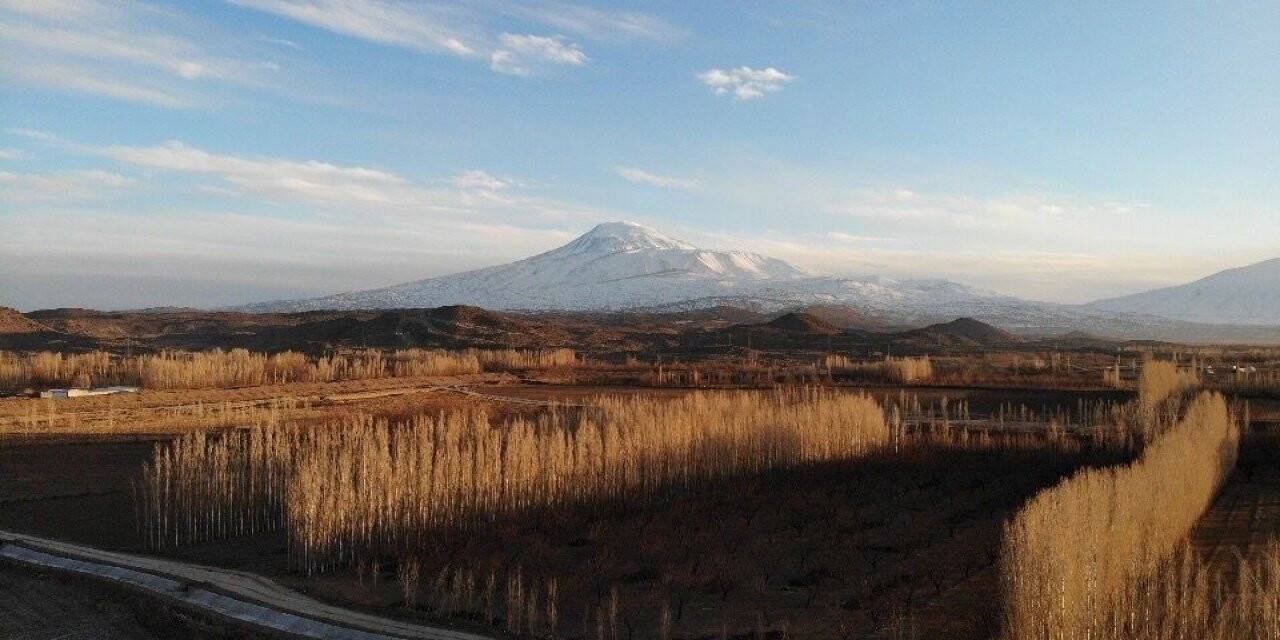 İrem Bağları ve Ağrı Dağı birlikte göz kamaştırıyor