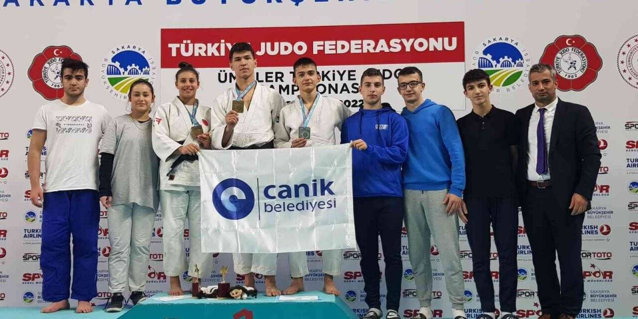 Canikli sporcular madalyalarla döndü