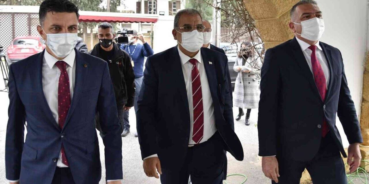 KKTC’de Başbakan Sucuoğlu, koalisyon hükümetinin istifasını sundu