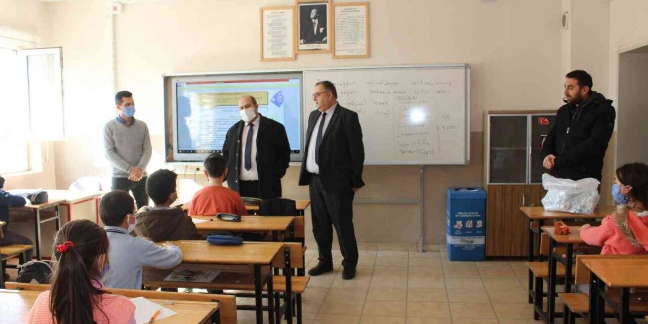 Kaymakam Ünal’dan yarıyıl tatili ardından ilk ders zili çalan okula ziyaret