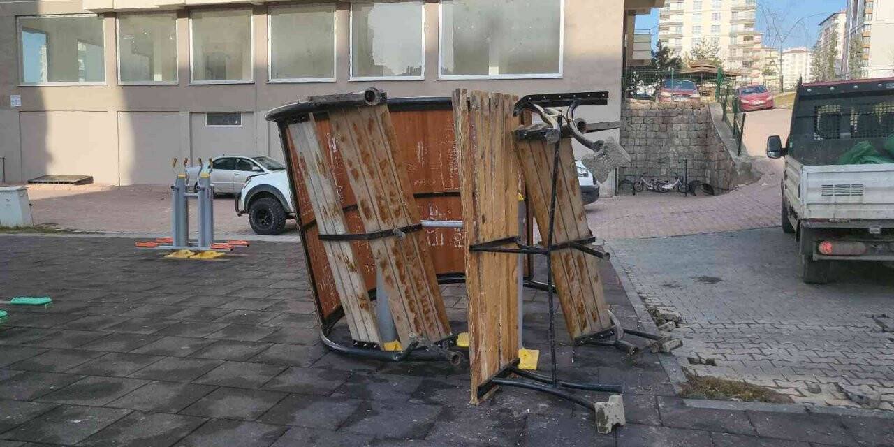 Freni boşalan kamyonet çocuk parkına girdi: 2 yaralı