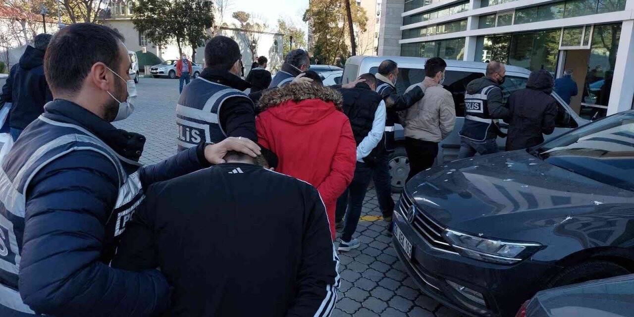 Borsada manipülasyon yaptıkları iddia edilen 8 şüpheli adliyeye sevk edildi