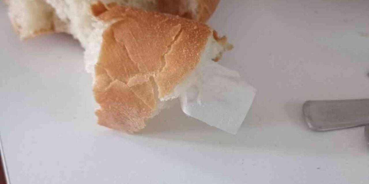 Ekmeğin içinden kağıt çıktı, neye uğradığını şaşırdı