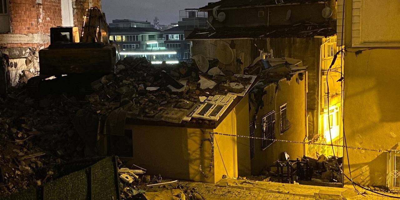Üsküdar’da patlama yaşanan bina iş makinalarıyla yıkıldı