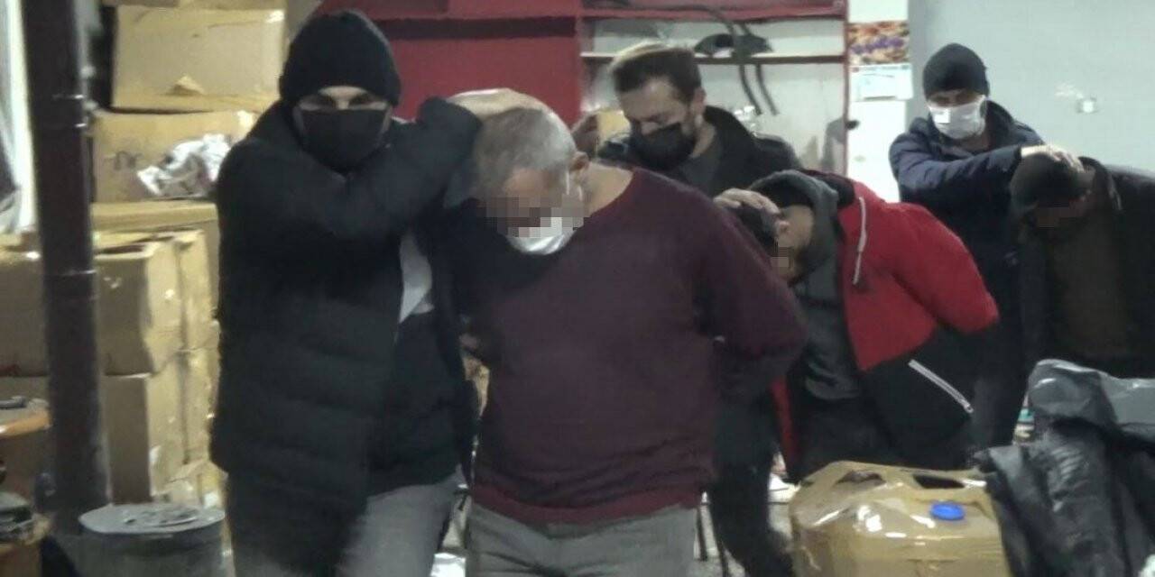 İstanbul’da nefes kesen sahte alkol operasyonu: Polis koçbaşıyla kırıp suçüstü yakaladı