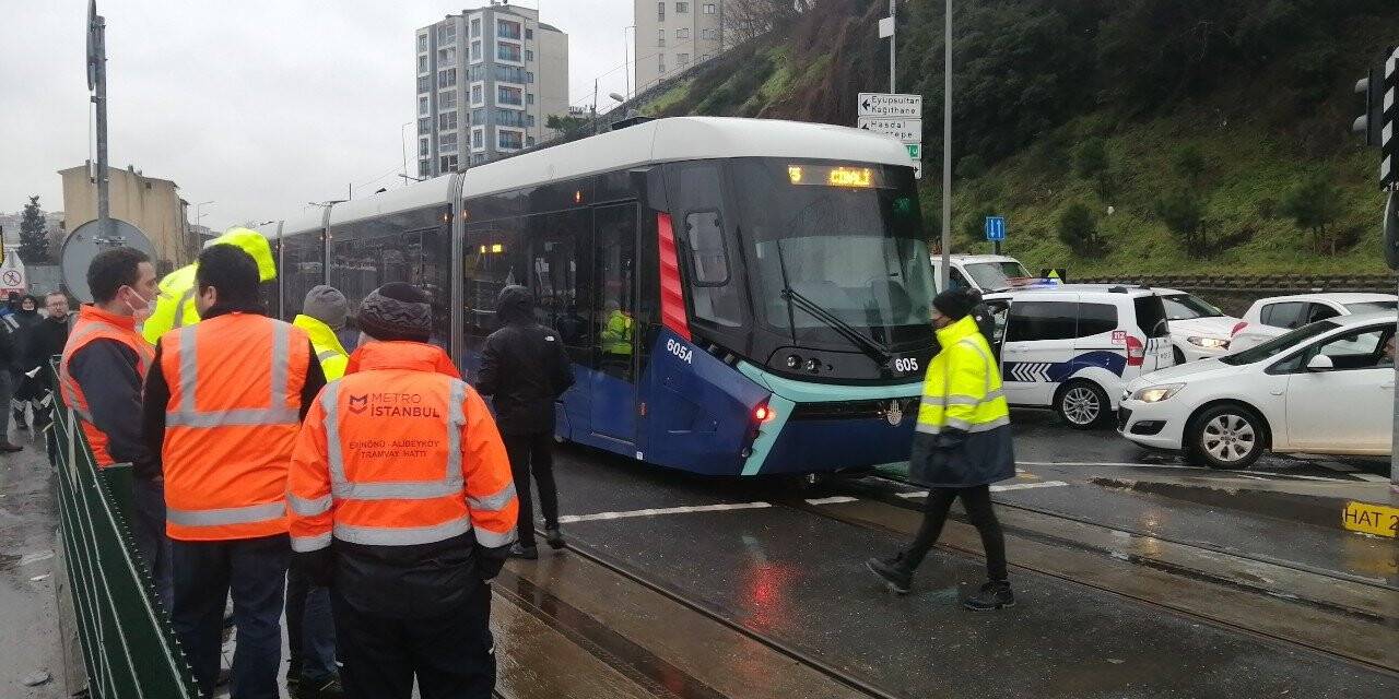 Alibeyköy’de tramvay yolun karşısına geçmeye çalışan kadına çarptı