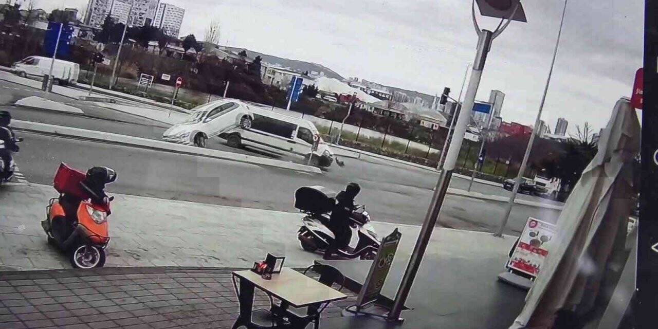 Kartal’da okul servisiyle çarpışan otomobil savrulup yan yattı