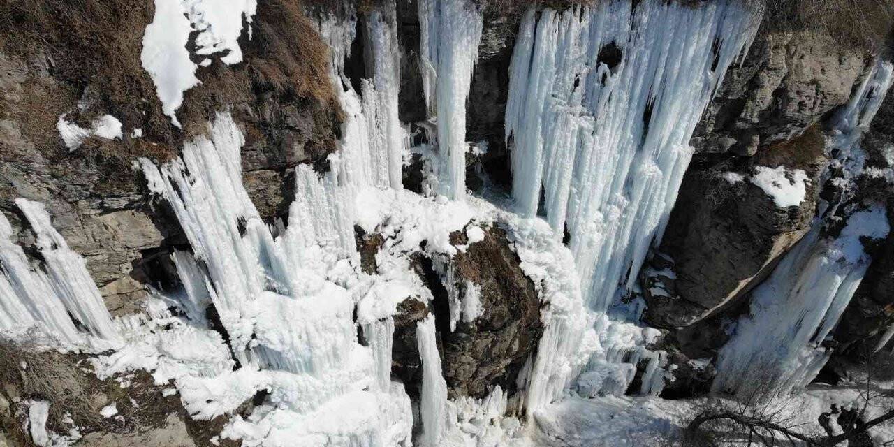 Buz tutan Ilısu Şelalesi dağcı ve doğaseverlerin gözdesi oldu