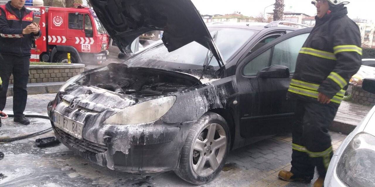 Efeler’deki araç yangını, itfaiye ekipleri tarafından söndürüldü