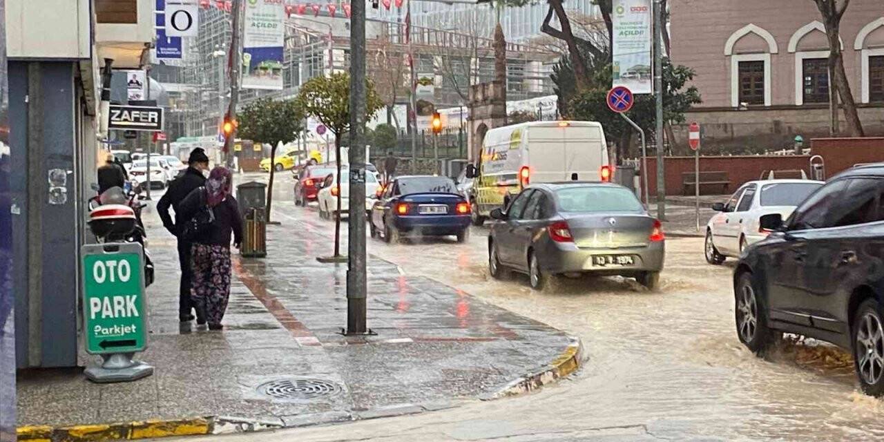 Balıkesir’de sağanak yağış hayatı zorladı