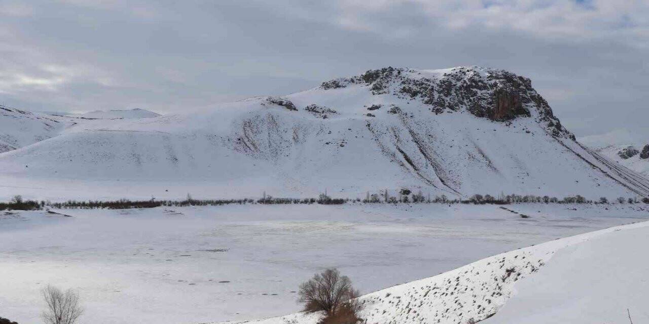 Tercan Baraj Gölü dondu