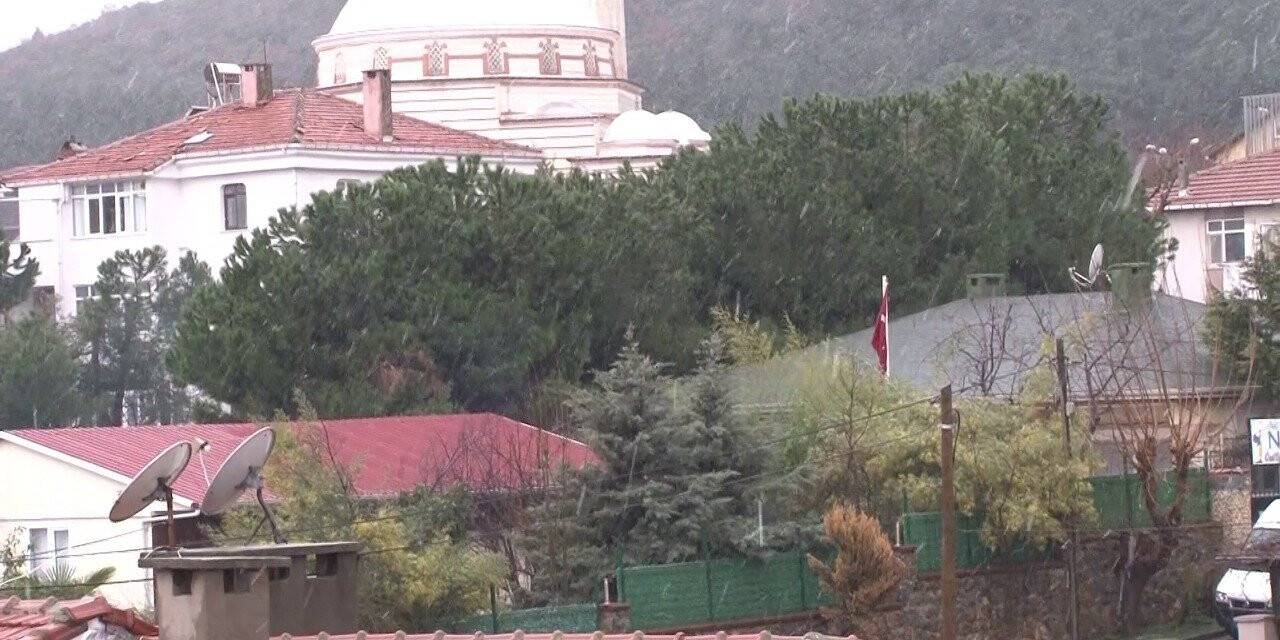 Aydos tepesine kar yağışı başladı