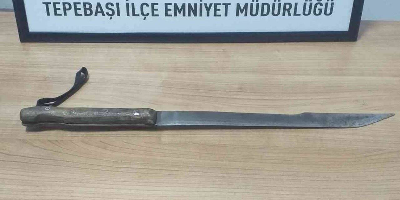 Bekçiler otomobilde sallama pala ele geçirdi