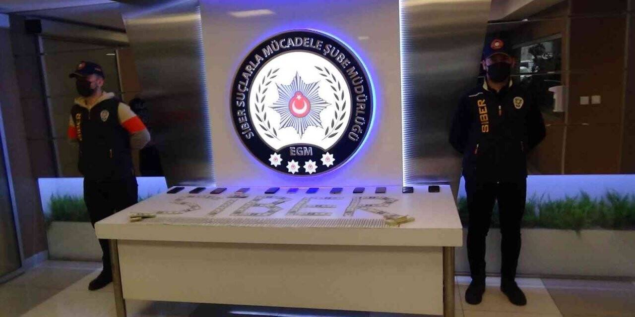 ATM’ye sahte dolar yatırıp gerçek para çeken şüphelilerden 2’si tutuklandı