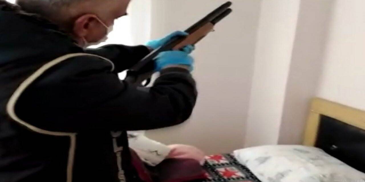 Tarsus’ta silah ticareti yapan 2 şüpheli yakalandı
