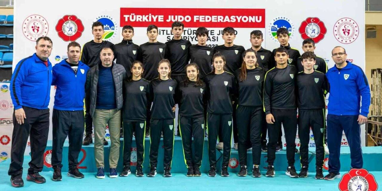 Manisalı judocular Sakarya’da madalyaları topladı