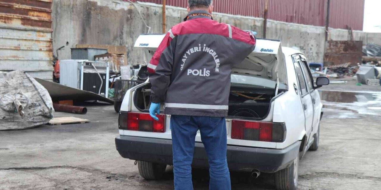 Taksiden inip, çalışır vaziyetteki otomobili çaldılar