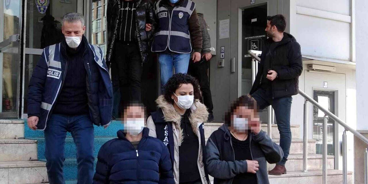 Polise yakalanmamak için kanepe ile duvar arasına saklandı