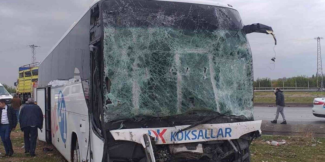 Yolcu otobüsü kamyona çarptı: 9 yaralı