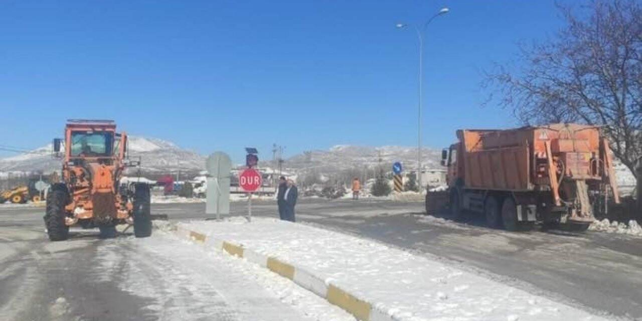 Karayolları ekipleri şehir bağlantı yollarında kar temizliğine devam ediyor