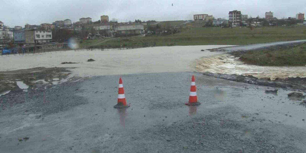 Arnavutköy’de dere taştı, yol kullanılamaz hale geldi ahırları su bastı