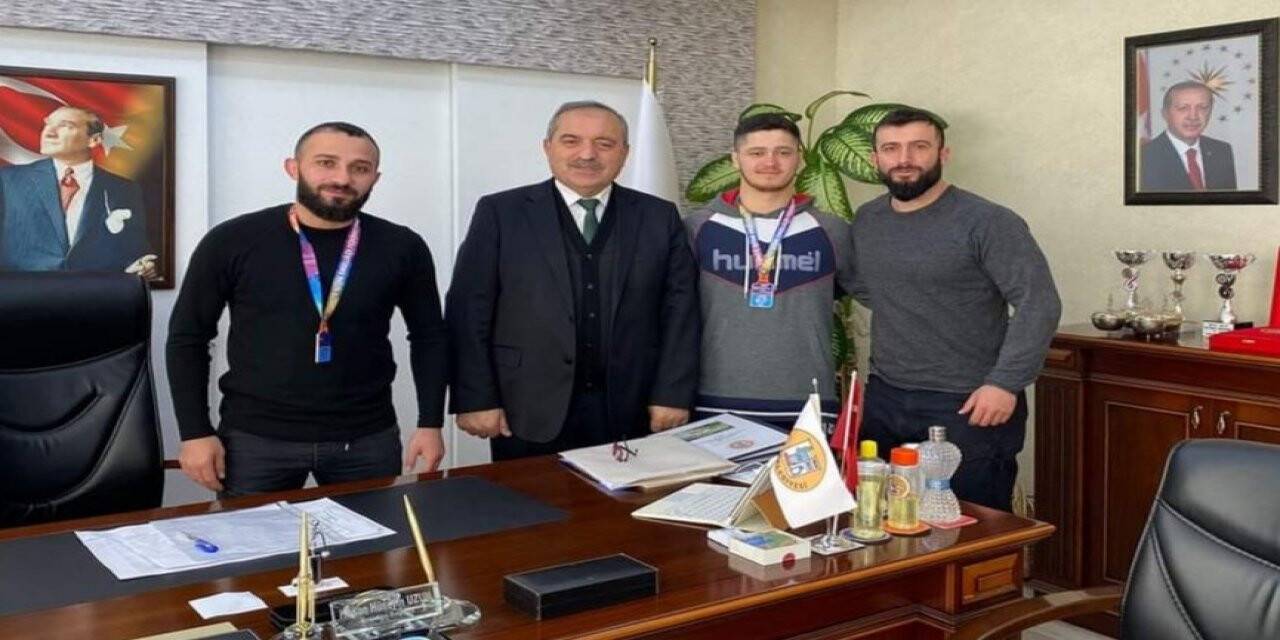 Dereceye giren güreş takımından Başkan Uzun’a ziyaret