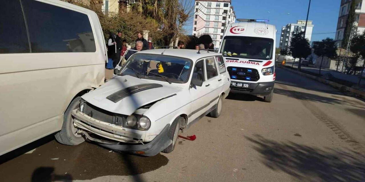 Otomobil park halindeki araca çarptı: 1 yaralı